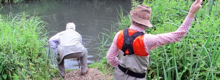 Hugh adopts the traditional Sumo position while Steve Edge tries to look nonchalant as a 4 pound brownie ties knots in his tackle (ouch!)